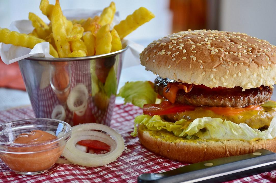 Fast food: calorie nel menu? Gli ordini calano, ma solo per poco