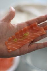 fetta di salmone con wasabi