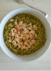 mazzancolle aggiunte all'impasto di tabouleh
