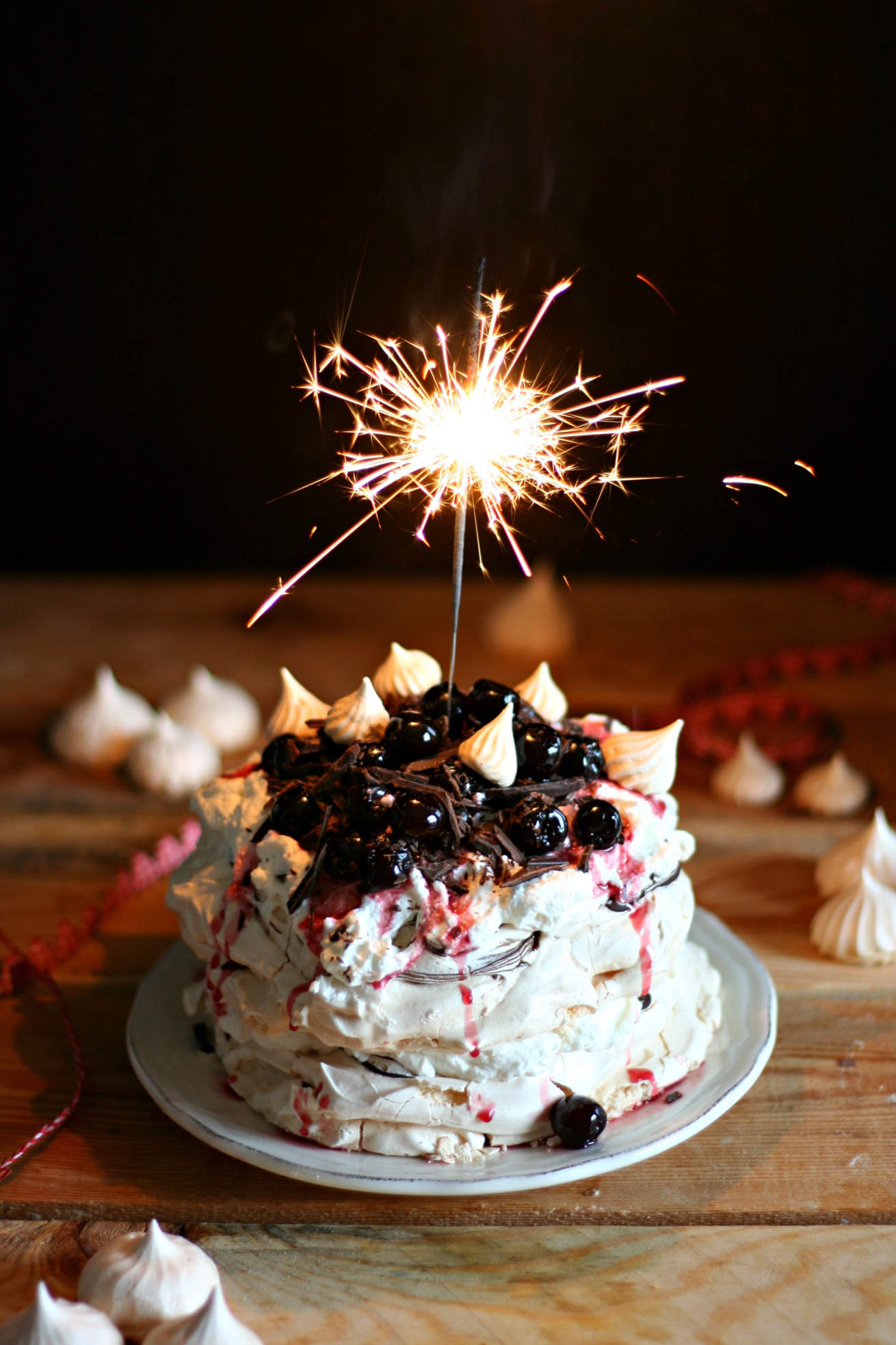 pavlova-al-cioccolato-con-panna-montata-e-amarene-torta-compleanno