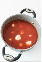pentola di sugo con polpettedi ricotta