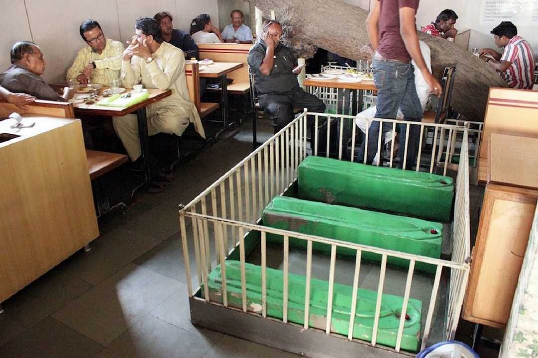 Ristorante sopra un cimitero, a tavola con 12 bare (vere): succede in India