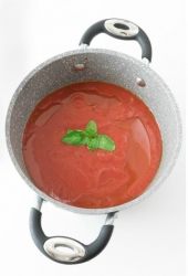 sugo di pomodoro e basilico in pentola