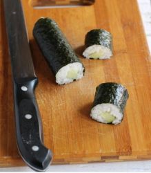 taglio pezzi di hosomaki