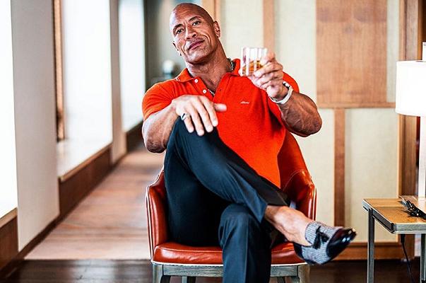 The Rock: su Instagram le foto dei suoi “sgarri” domenicali. Ma come fa a essere ancora vivo?