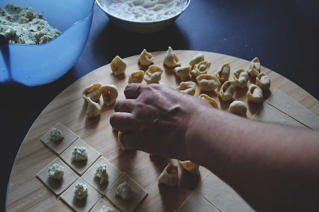 Emilia-Romagna: la sfoglina che prepara i tortellini diventa figura professionale qualificata