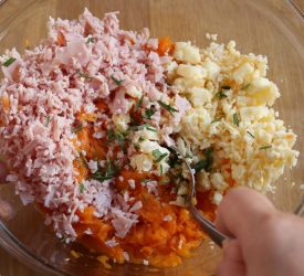 zucca con prosciutto e formaggio tritati nella ciotola