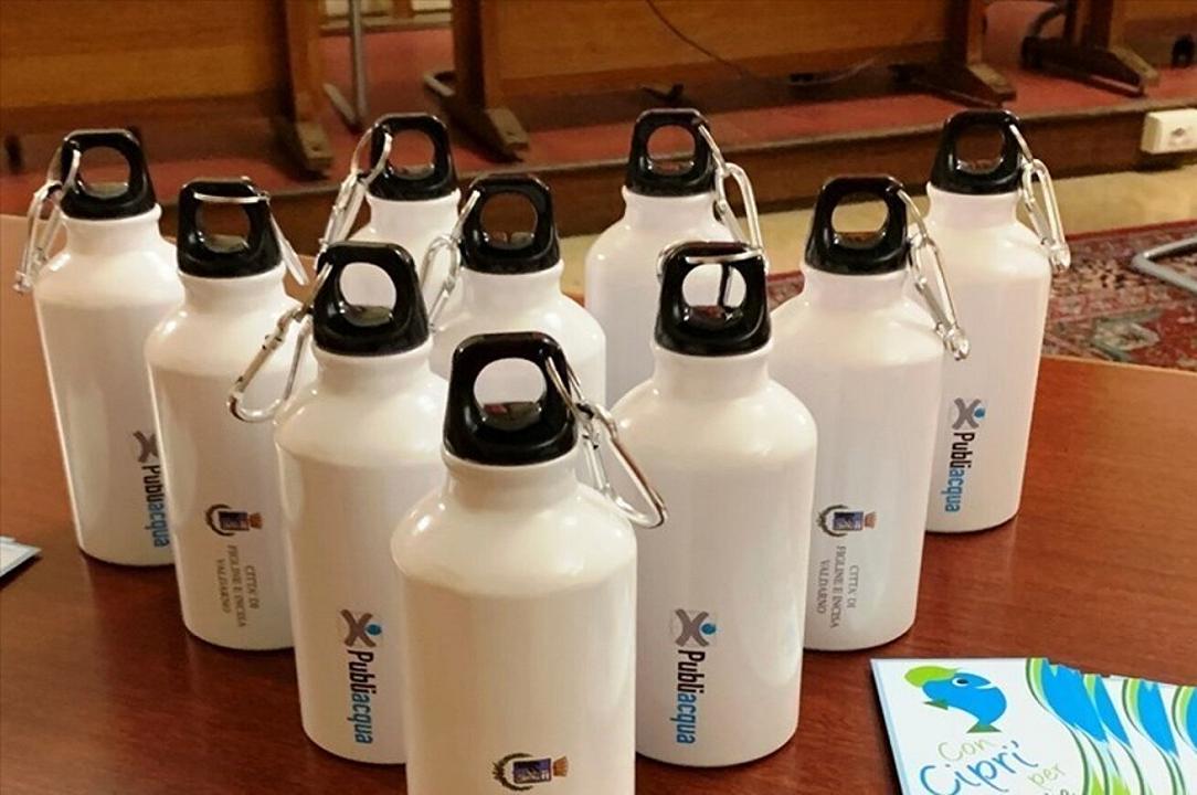 Acqua: a Prato il sindaco consegna le sue borracce personalizzate agli studenti