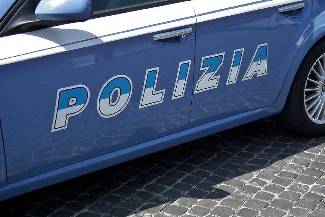 Genova, ruba cibo al supermercato armato di coltello: 38enne arrestato