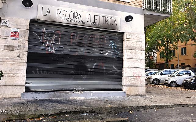 La pecora elettrica a Roma: la caffetteria-libreria incendiata, di nuovo