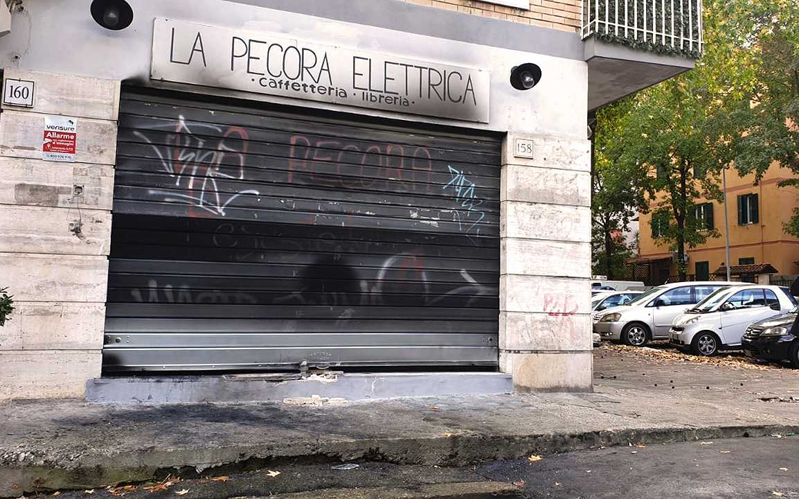 La pecora elettrica a Roma: la caffetteria-libreria incendiata, di nuovo