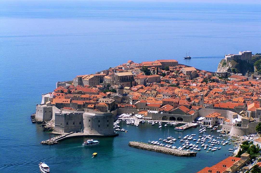 Dubrovnik, la città de Il Trono di Spade ha troppi turisti e vieta nuovi ristoranti