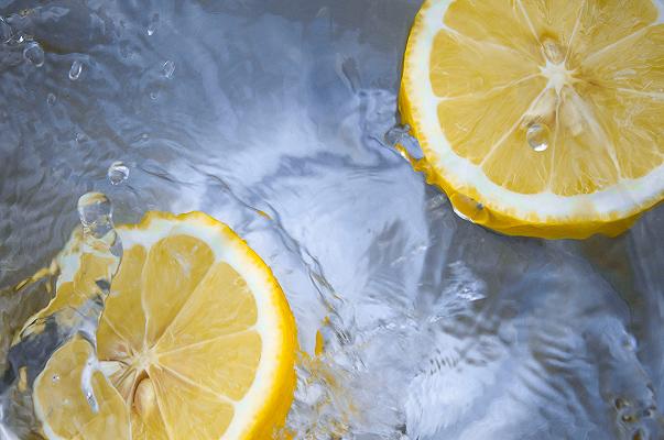 Acqua e limone fa dimagrire? Sfatiamo un mito secolare