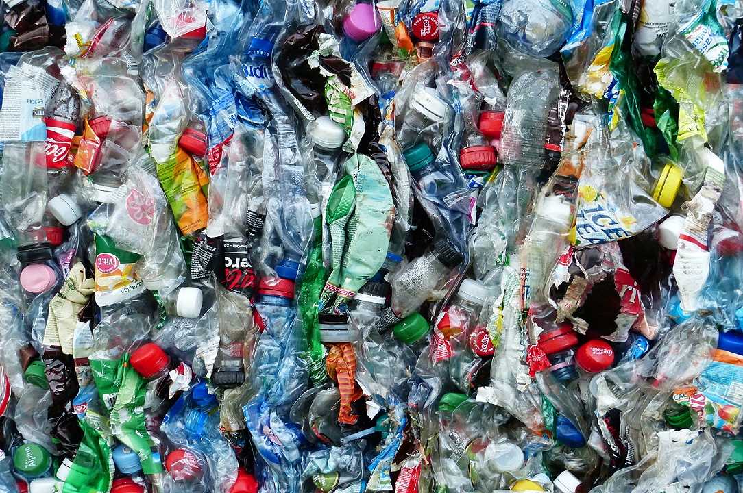 Plastica, l’inquinamento dei suoli è peggiore di quello degli oceani