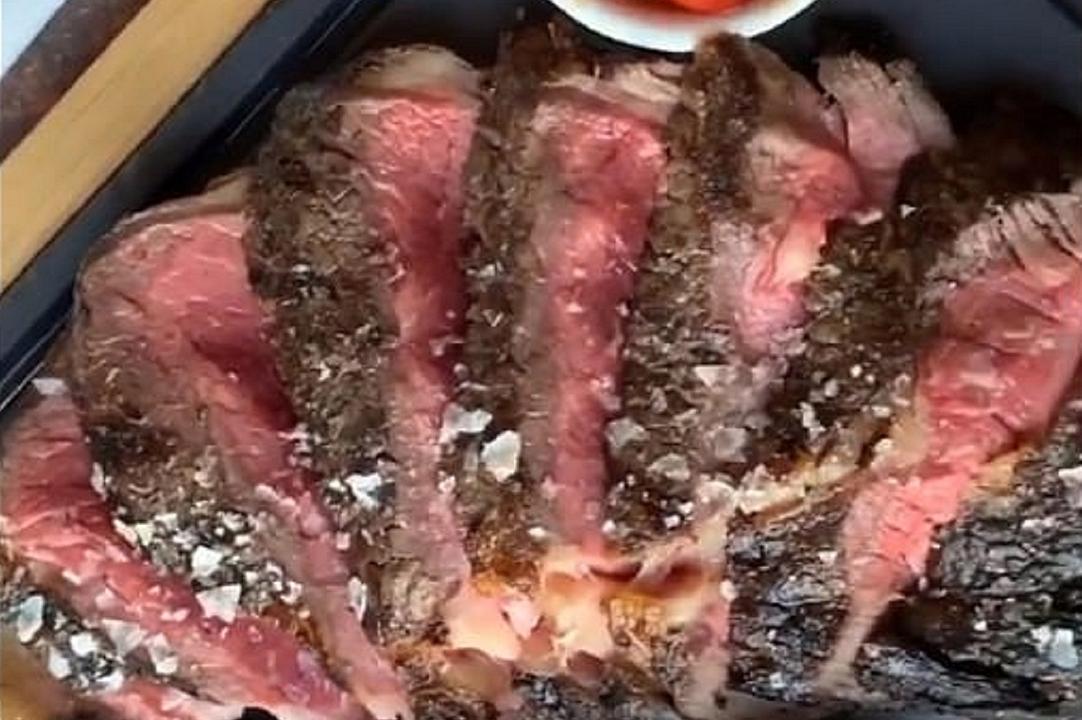 Gordon Ramsay pubblica la foto di una bistecca, ma i fan non apprezzano: “è cruda, potrei sentirla muggire”