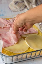 Aggiungete il formaggio e il prosciutto