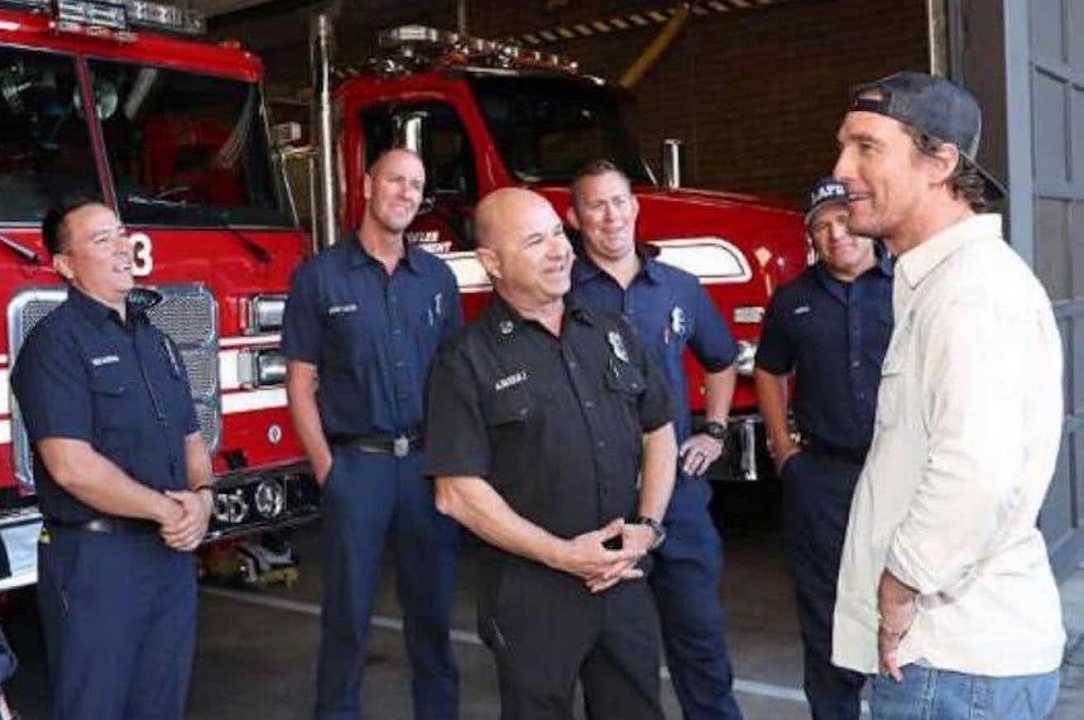 Matthew McConaughey cucina i pasti ai soccorritori degli incendi in California