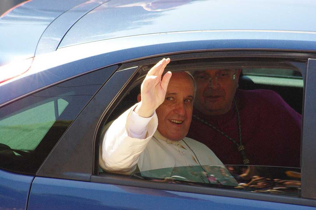 Papa Francesco offre il pranzo a 1.500 poveri, senza carne di maiale