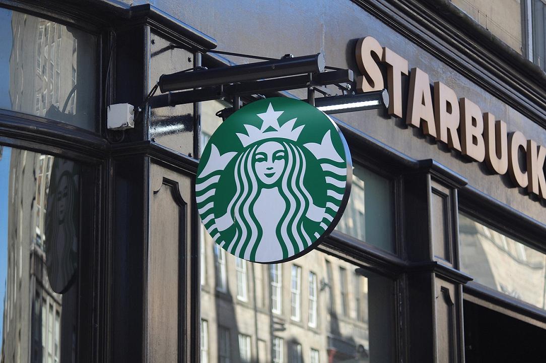 Harry Styles tra i dipendenti di Starbucks? Il web è impazzito per il sosia