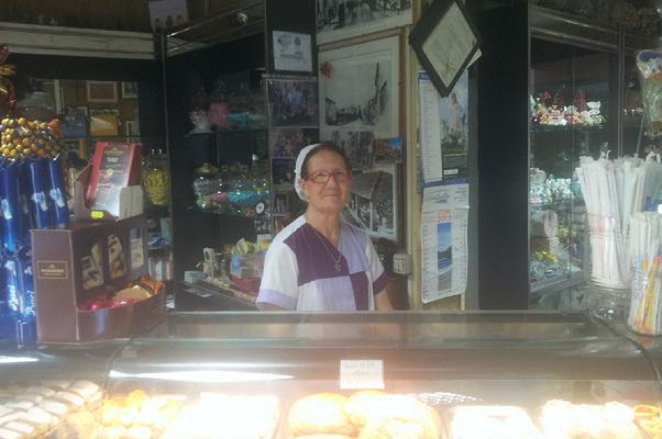 Rapina in pasticceria a Olbia: titolare 80enne mette in fuga il ladro, mordendolo