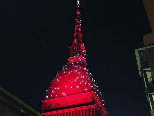 Torino: la Mole Antonelliana diventa una bottiglia di bollicine per Capodanno