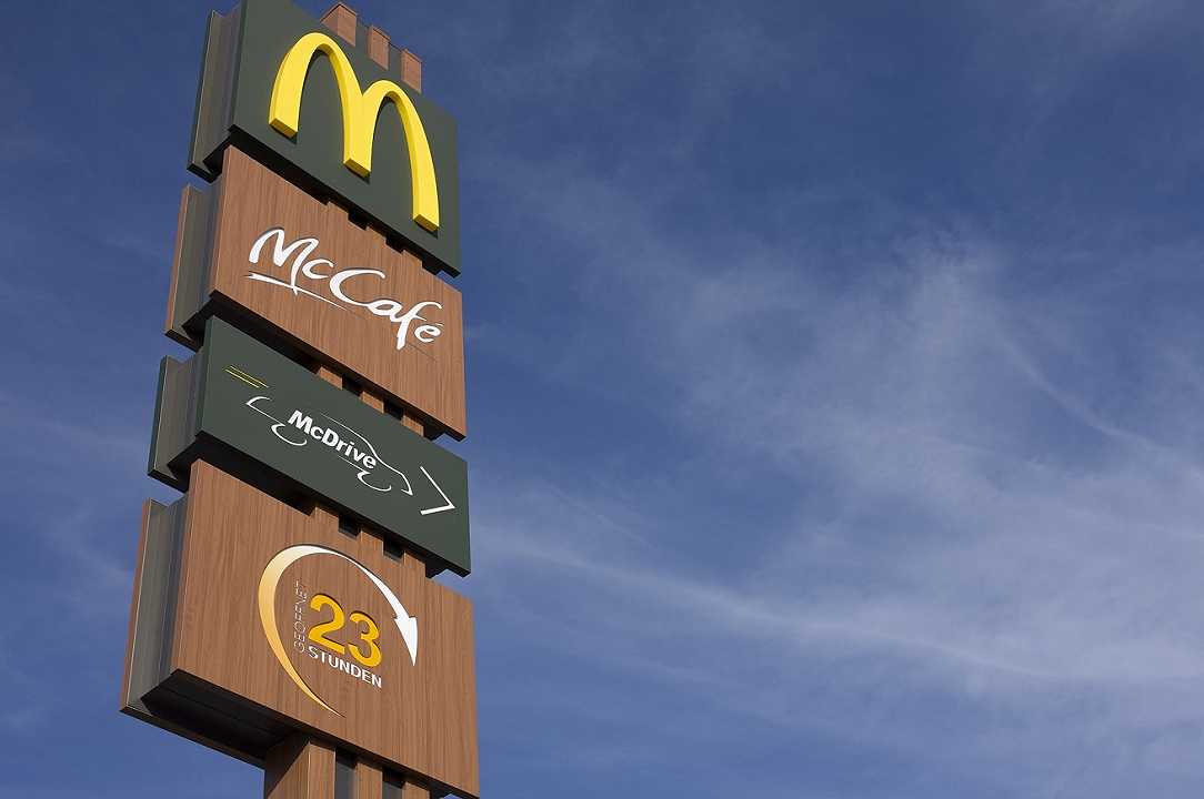 McDonald’s: condannato a 3 anni il cliente che gettò il caffè in faccia a una dipendente