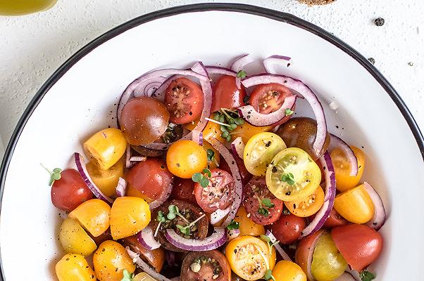 pomodorini e cipolle rosse in insalata