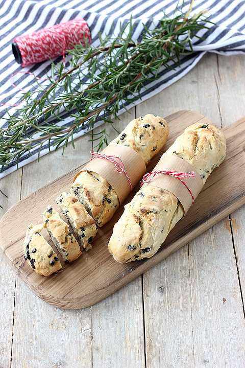 Pane senza lievitazione con olive e rosmarino