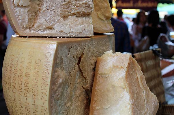 Parmigiano Reggiano: il Consorzio contro il falso Parmesan venduto da Selfridges a Londra