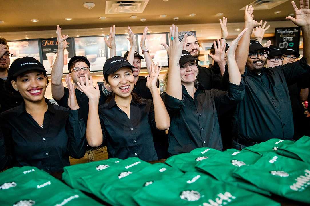 Starbucks aggiorna il dress code dei dipendenti: ecco quali accessori possono indossare