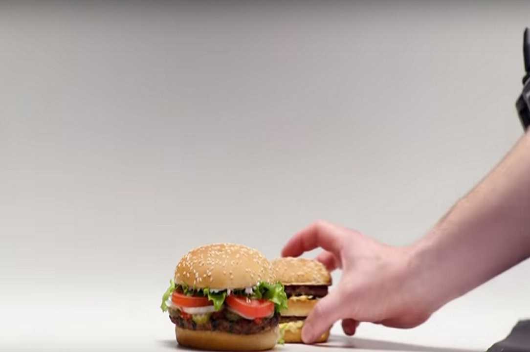 Burger King trolla McDonald’s: ha nascosto un Big Mac dietro al Whopper in ogni pubblicità del Regno Unito