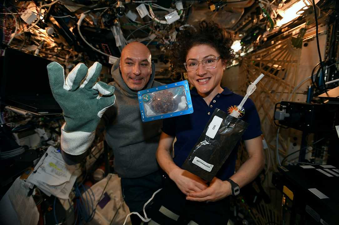 ISS: tornati sulla Terra i primi biscotti cotti nello spazio, ma nessuno li ha ancora assaggiati