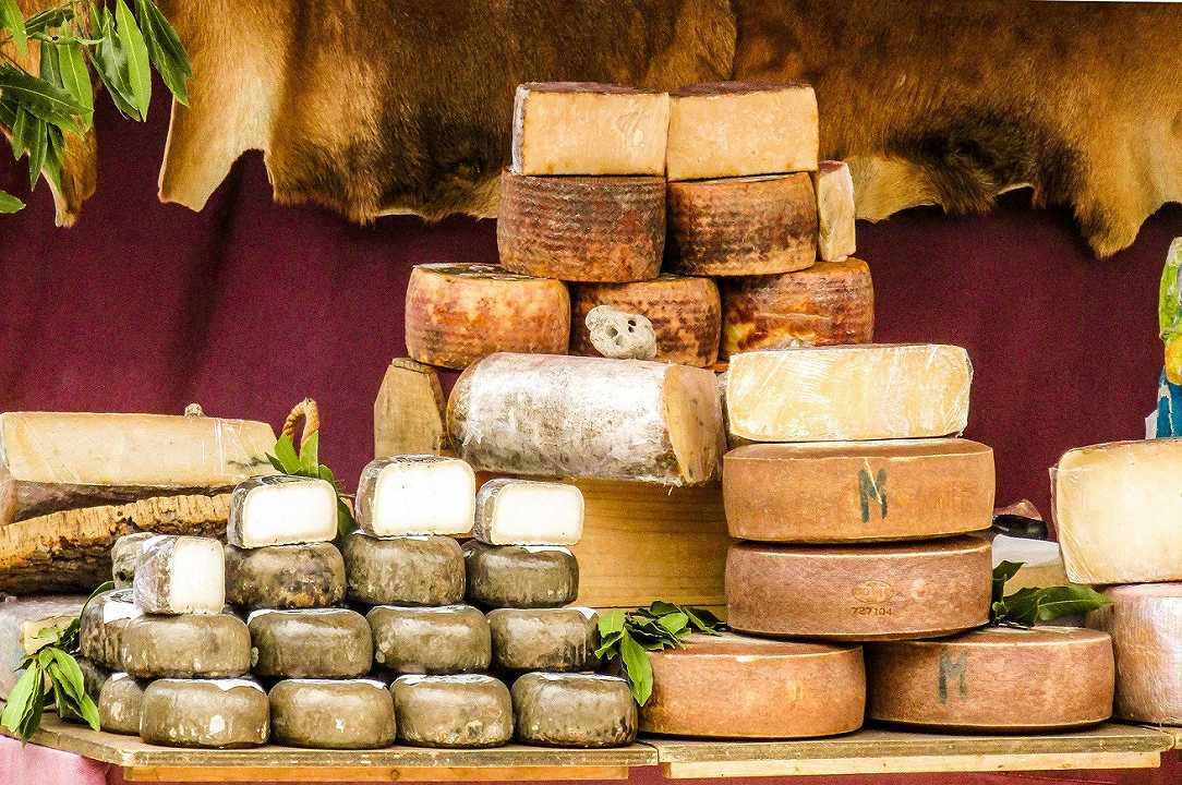 Regione Lombardia acquista 1,8 milioni di formaggi DOP per i bisognosi