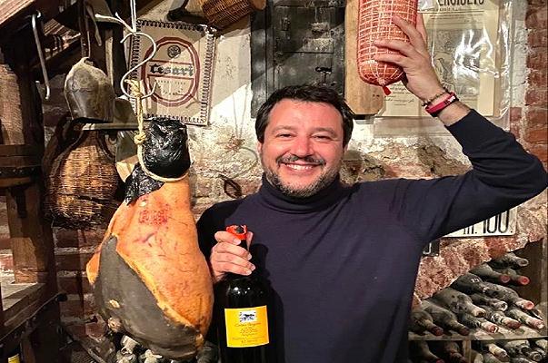 Spreco alimentare, il Pd usa le foto di Matteo Salvini: “non fate come lui”