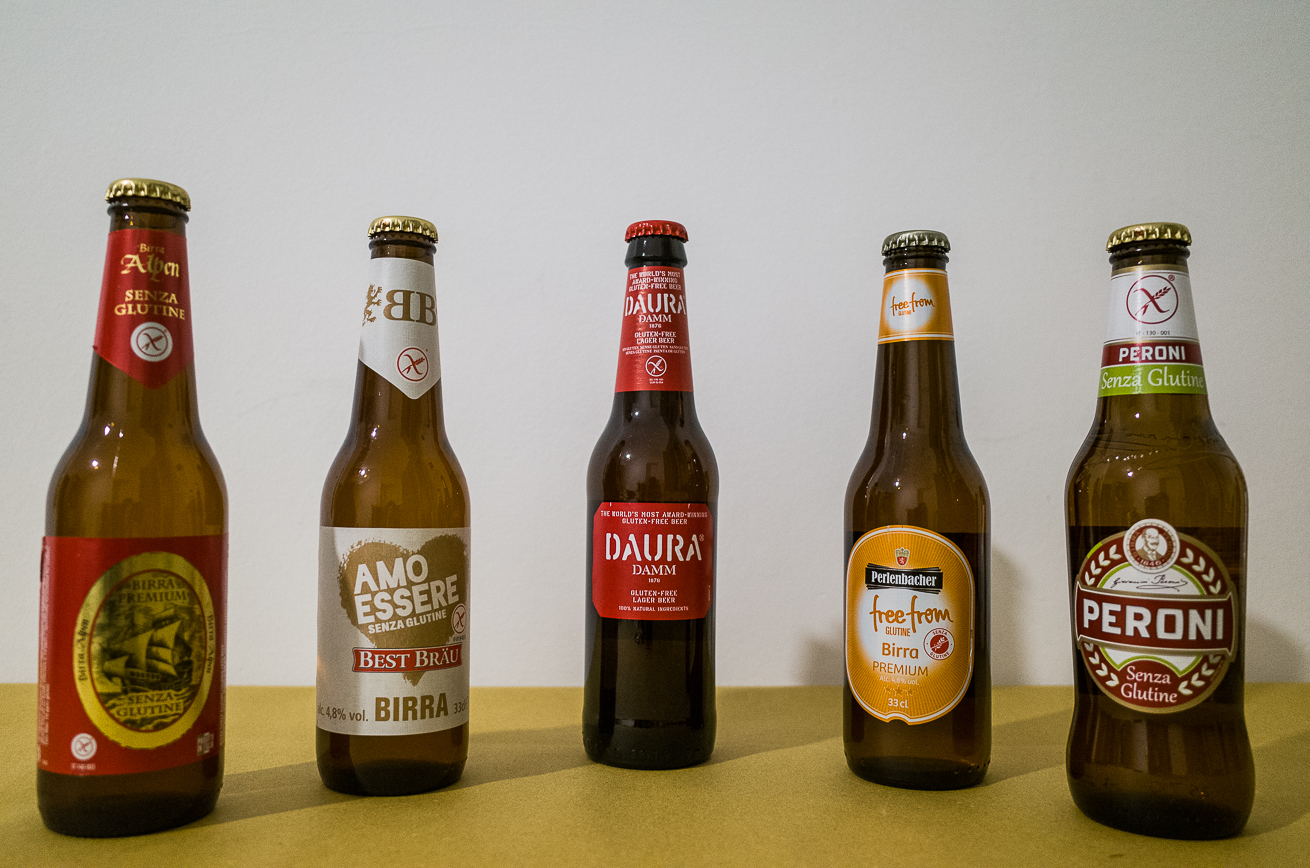 cinque bottiglie di birra senza glutine da supermercato