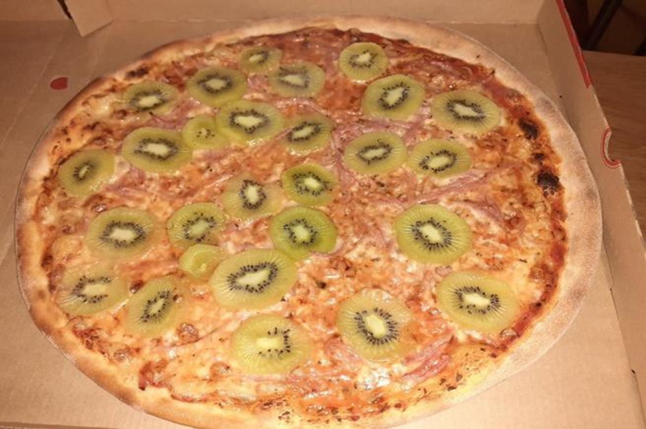 Pizza con kiwi, l’inventore pubblica la foto sui social e riceve minacce di morte