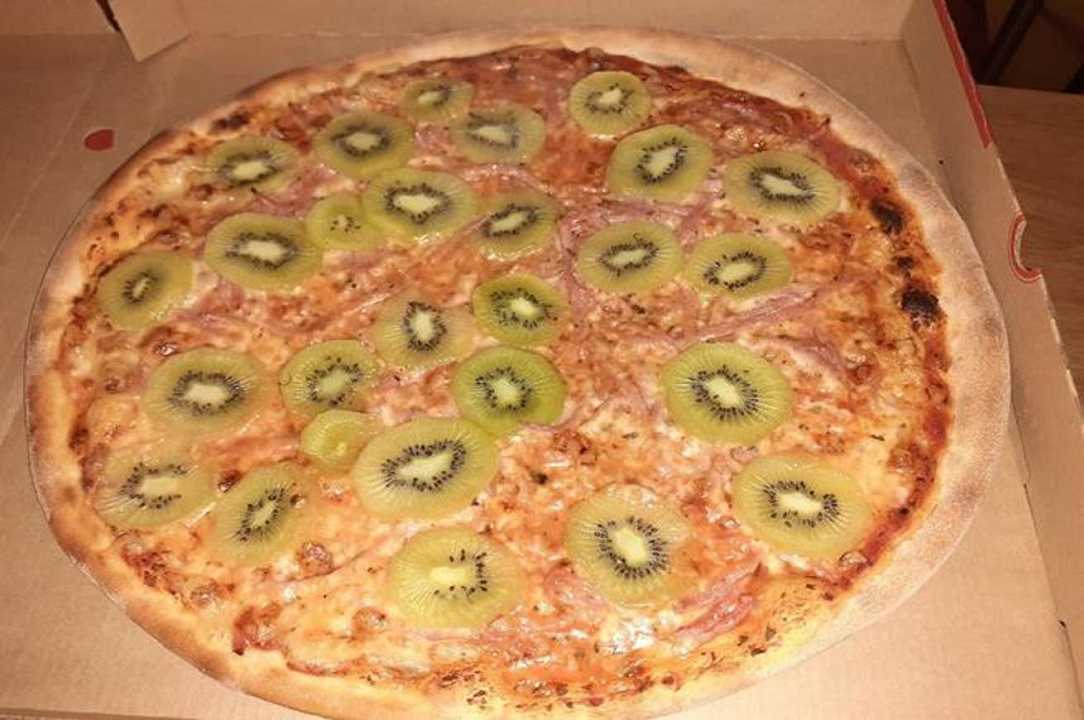 Pizza con kiwi, l’inventore pubblica la foto sui social e riceve minacce di morte