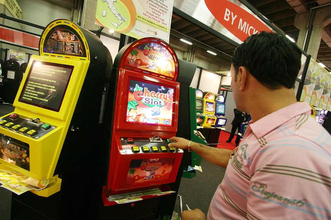 Torino: bar con slot machines aperto nonostante il dpcm, multa di 12400 euro
