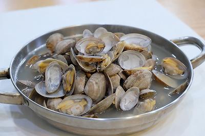 Mettete i molluschi in padella con olio e aglio