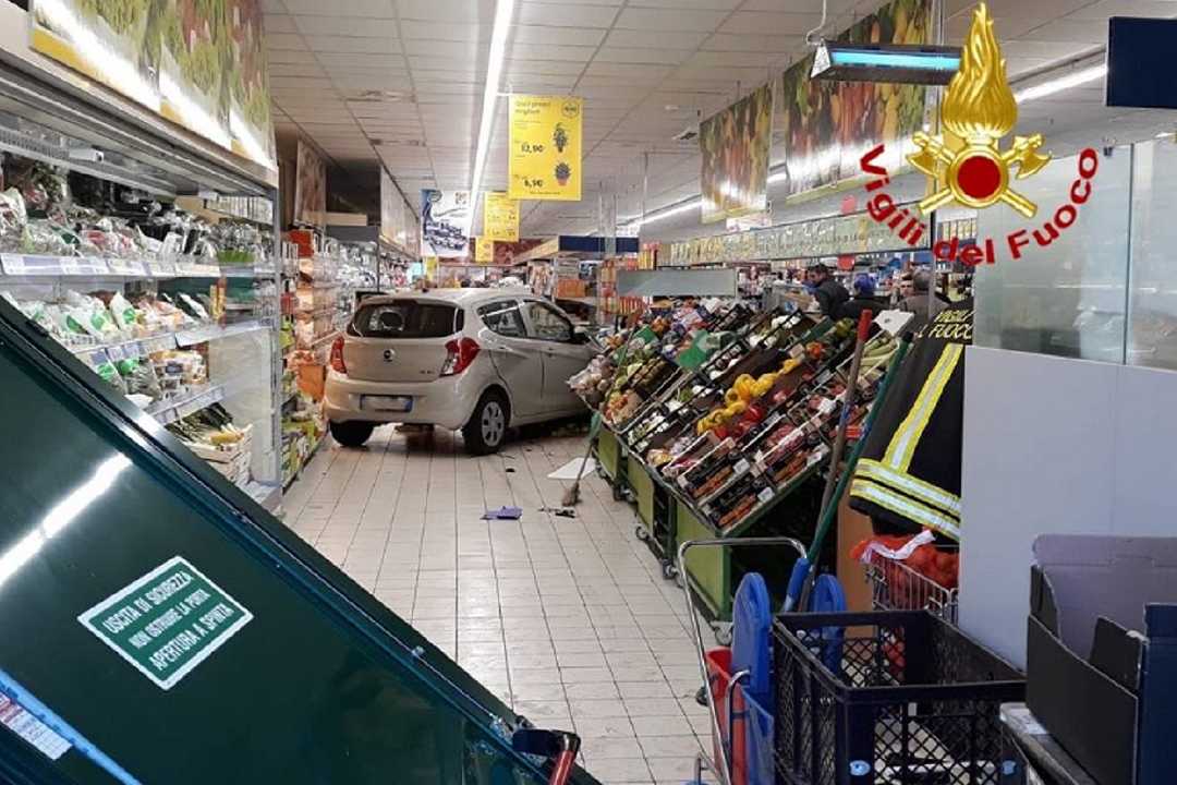 Supermercati: a Cadegliano Viconago un’auto finisce nel reparto ortofrutta