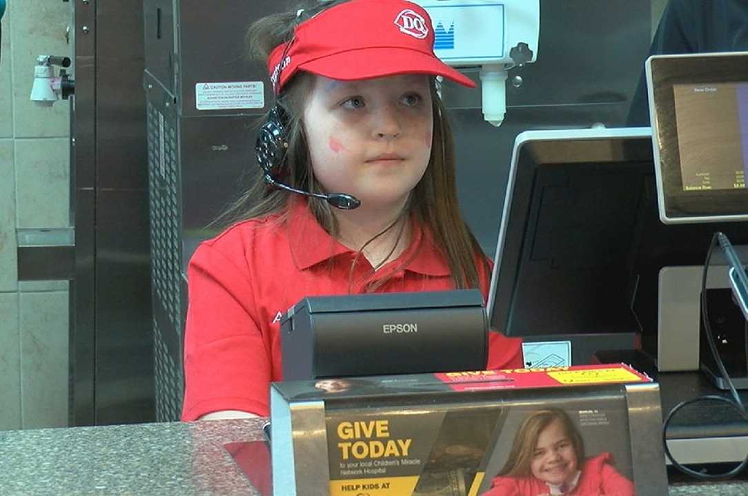 USA: bambina di 8 anni (affetta da una rara malattia) manager di un fast food per un giorno