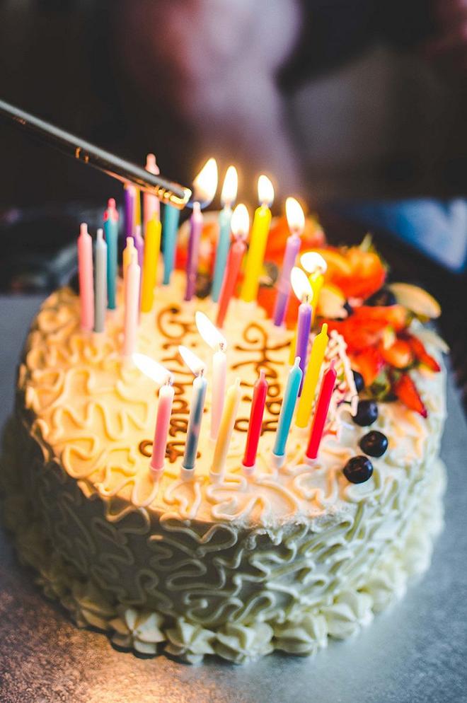 torta di compleanno con cioccolato bianco