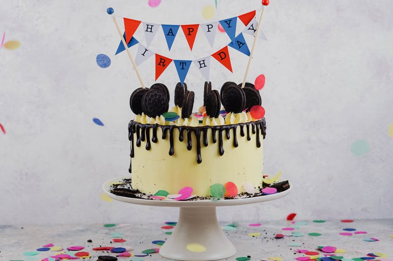 torta di compleanno con biscotti