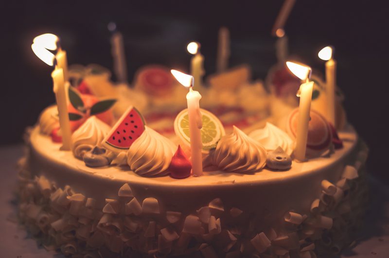 torta di compleanno con meringhe