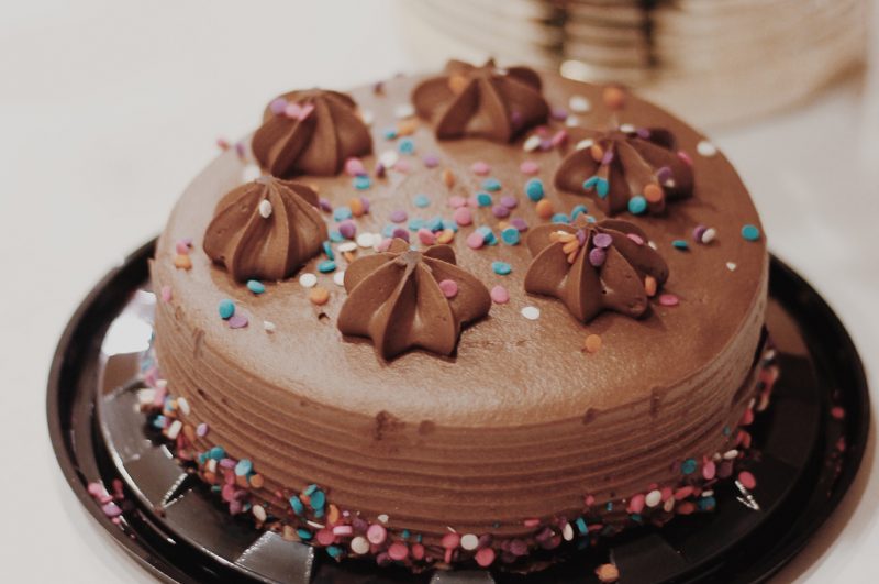 torta di compleanno con cioccolato al latte