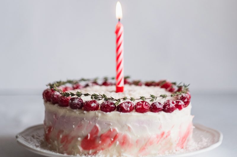 torta di compleanno con amarene e panna