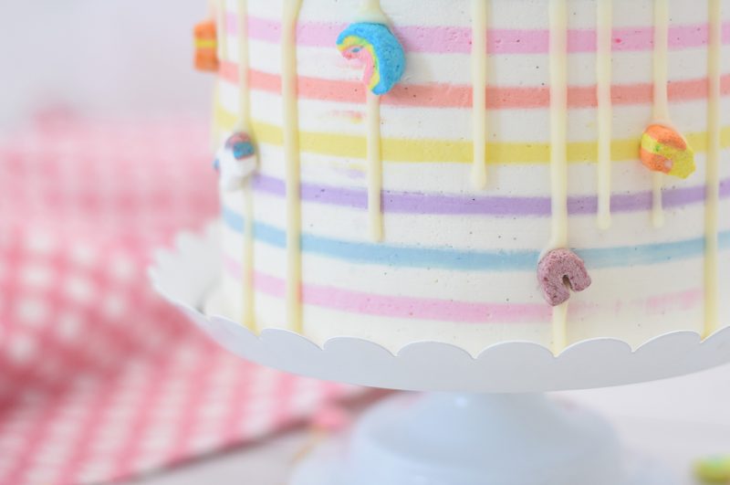 torta di compleanno con marshmallows