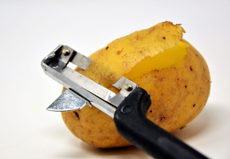 sbucciare le patate