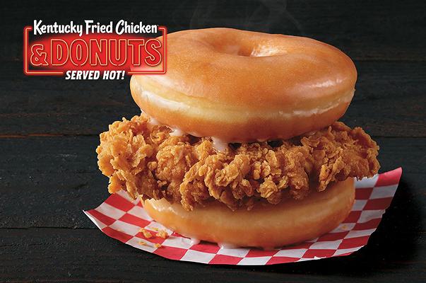KFC lancia panino al pollo fritto con ciambelle glassate