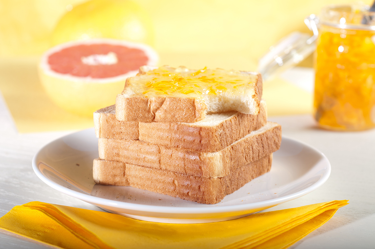 marmellata su fette biscottate